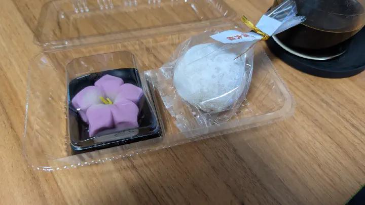 豆大福と花の和菓子
