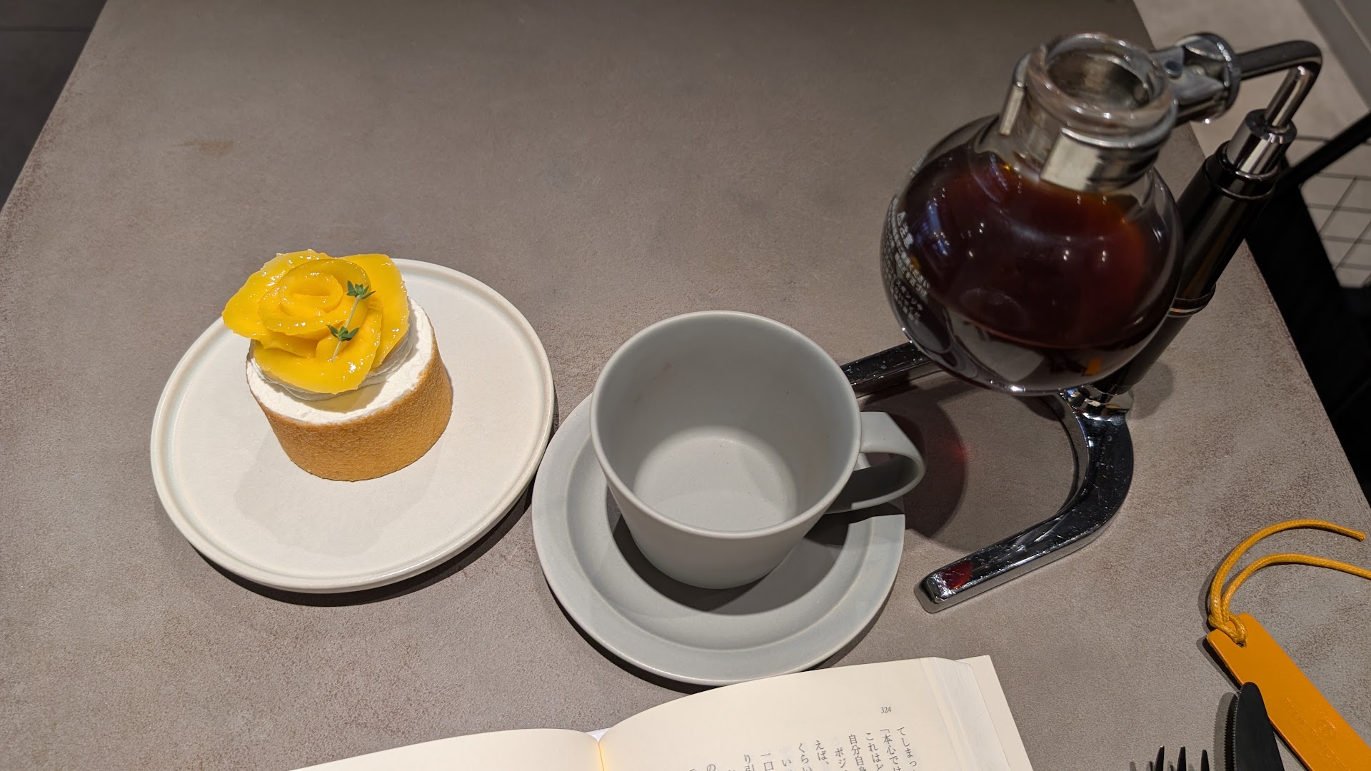 バームクーヘンケーキとサイフォンコーヒー