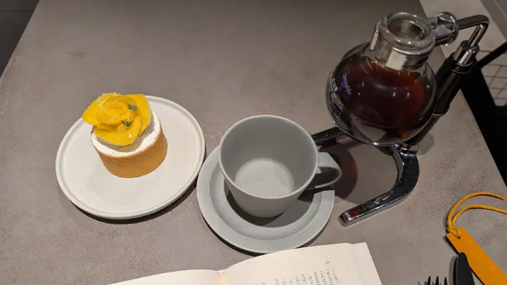 バームクーヘンケーキとサイフォンコーヒー
